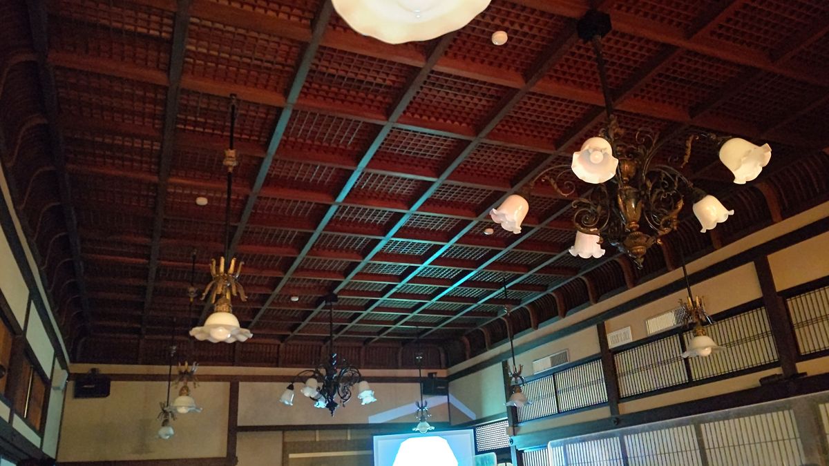 赤茶色の木を細かな格子に組んだ高い天井から、いくつものシャンデリアが下がる広間